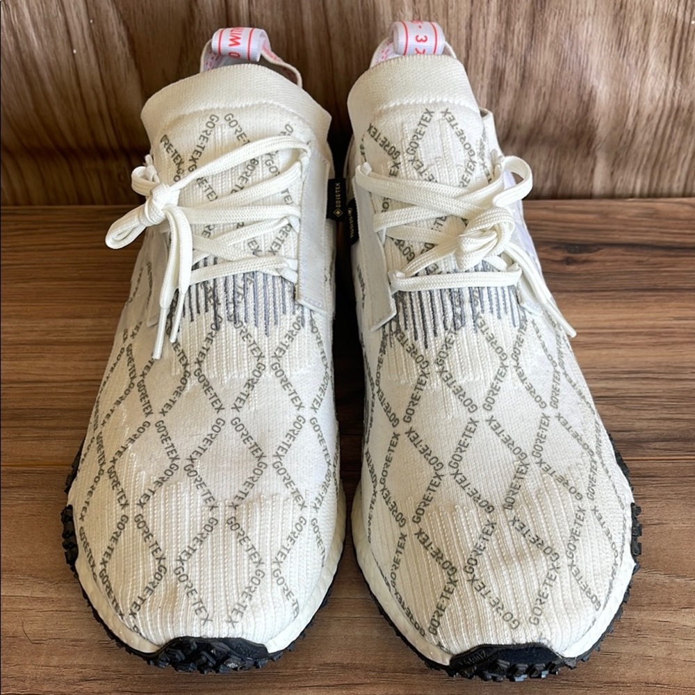 New without box GORE-TEX Men’s Sneakers black-white , it’s dirty in some places
